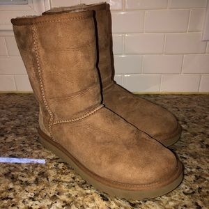 Women’s Short Uggs, Size 8, Chestnut